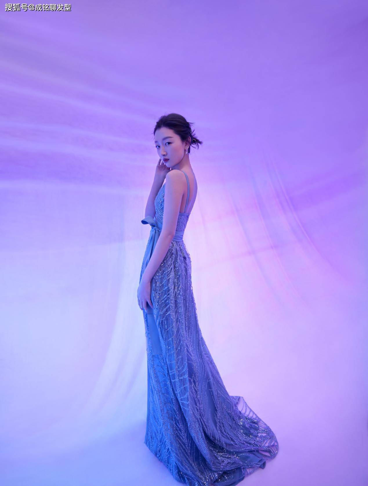 原创周冬雨春晚造型真美一袭红色长裙明艳吸睛娇小身材也有时尚感