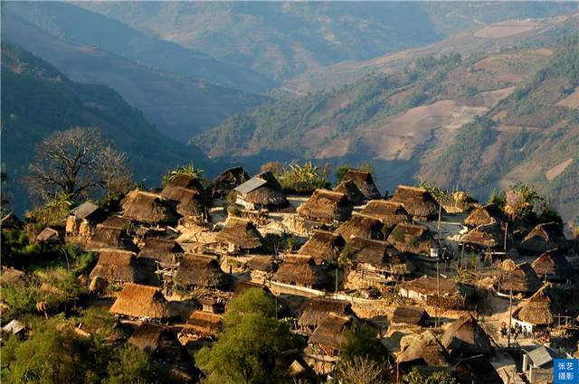 翁丁村曾被中国国家地理誉为“最后的原始部落”，如今被大火烧光