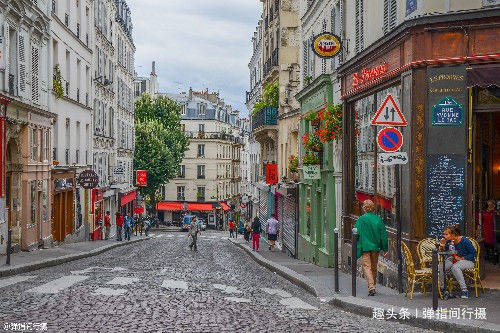 巴黎最浪漫的“墙”，创建于情人节，用280种语言写满“我爱你”