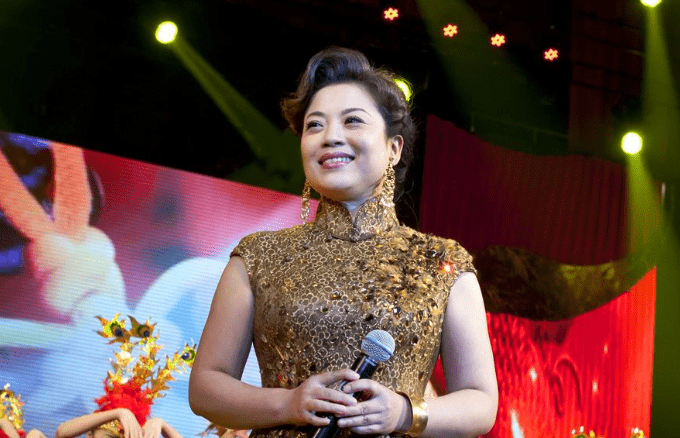 李谷一首次曝光"女儿", 曾连续23年荣登春晚, 颜值比妈妈还要美_张也
