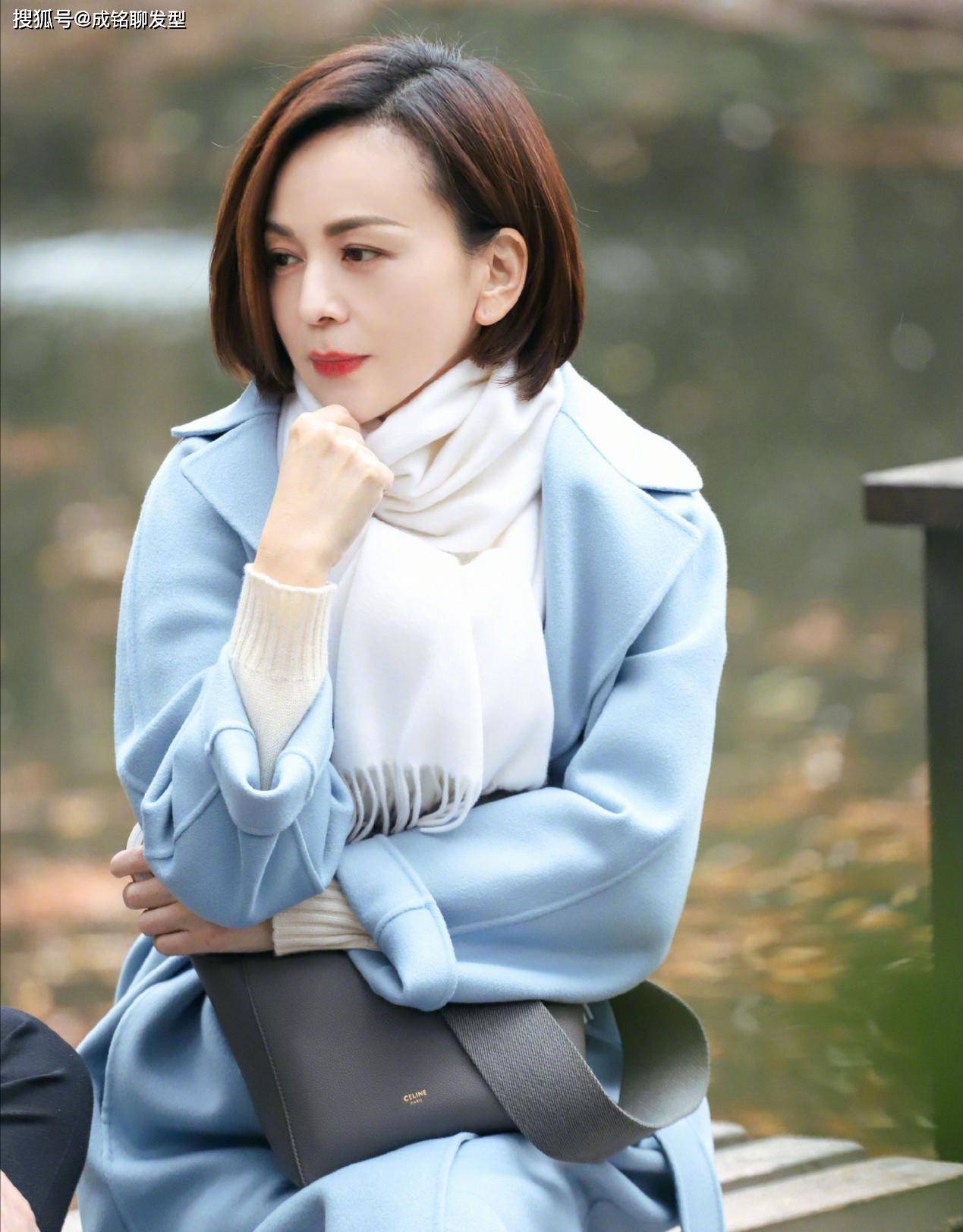 雪姨王琳状态真好穿蓝色大衣清新减龄50岁颜值依旧很高