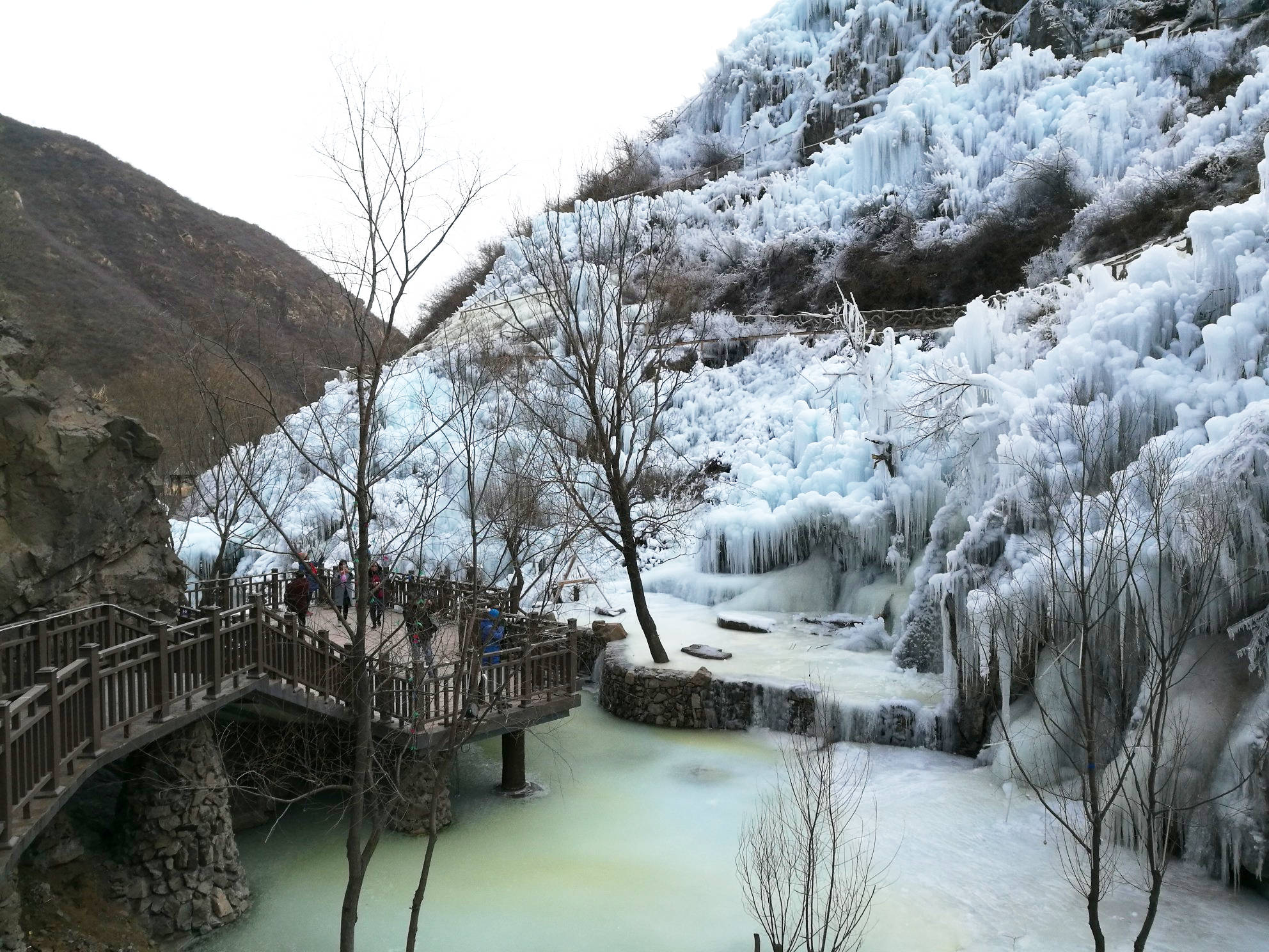 北京春节最火景点，解锁冰瀑美景，感受绚烂的北国风光