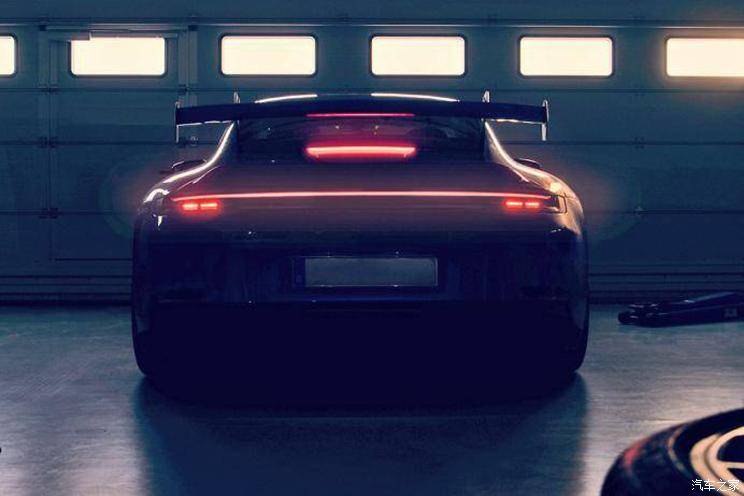『保时捷911 gt3预告片截图』通过预告图可以看到,新车尾部采用了"