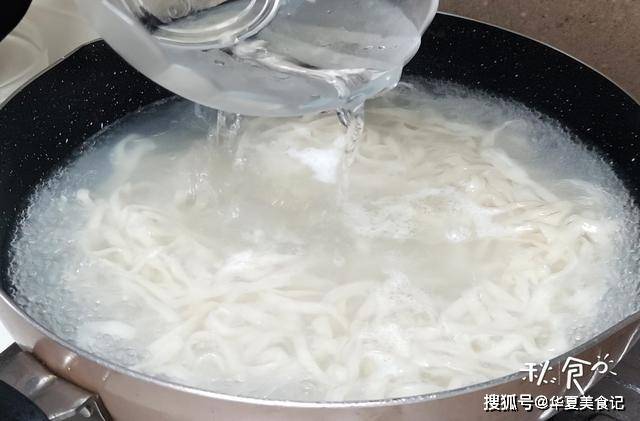如何做出筋道爽滑的手擀面 36e45239ca2d4b989c3131acbdce5542.jpeg