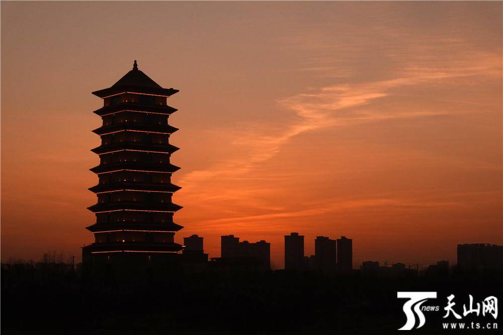 库尔勒:旭日初升美如画