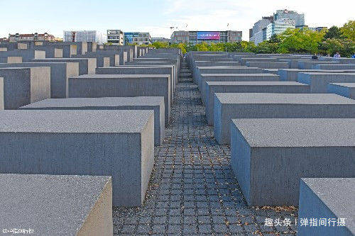 德国柏林寸土寸金，城中心却立着2711块水泥柱，背后意义令人深思