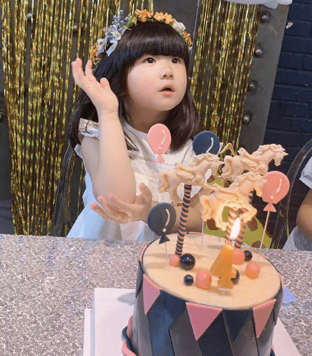 原创张亮儿女拍摄时尚大片妹妹五官太像爸13岁天天大长腿惹人注目