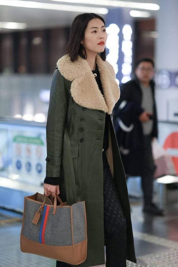 刘雯不愧是超模老气墨绿大衣都穿出高级感一般人还真驾驭不了