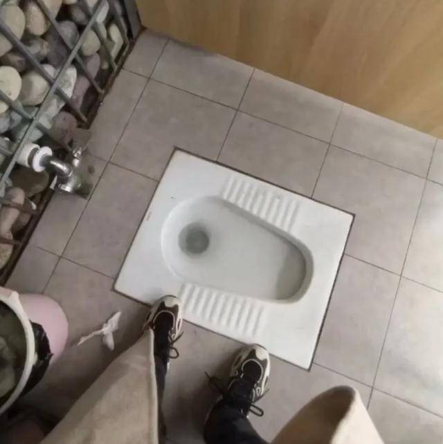 四川透明厕所走红：如厕时清楚可见门外，如同露天上厕所