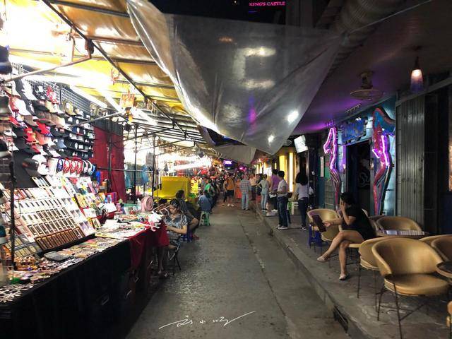 在泰国曼谷帕蓬夜市，要是有人叫你看乒乓秀，你知道什么意思吗？
