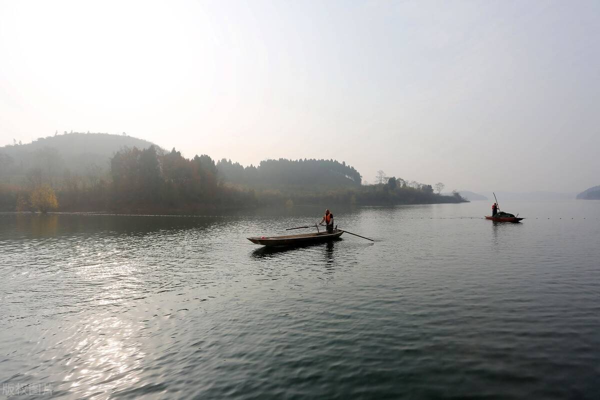 仙海湖绿野仙踪，湖水清澈，不染一丝尘埃，地绿、水清、人和