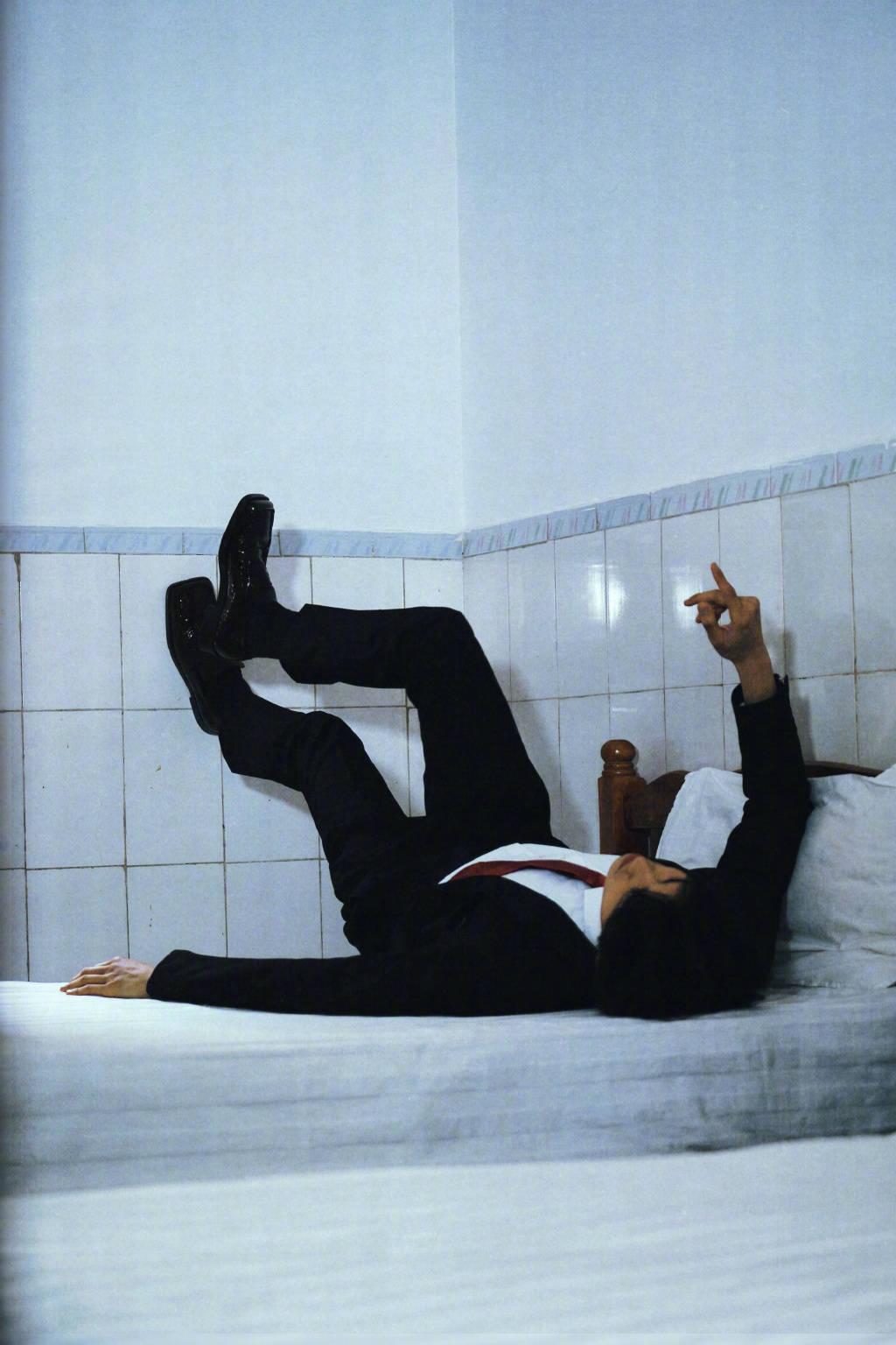 肖凯中质感写真显轻熟禁欲 复古色调造就高级气质