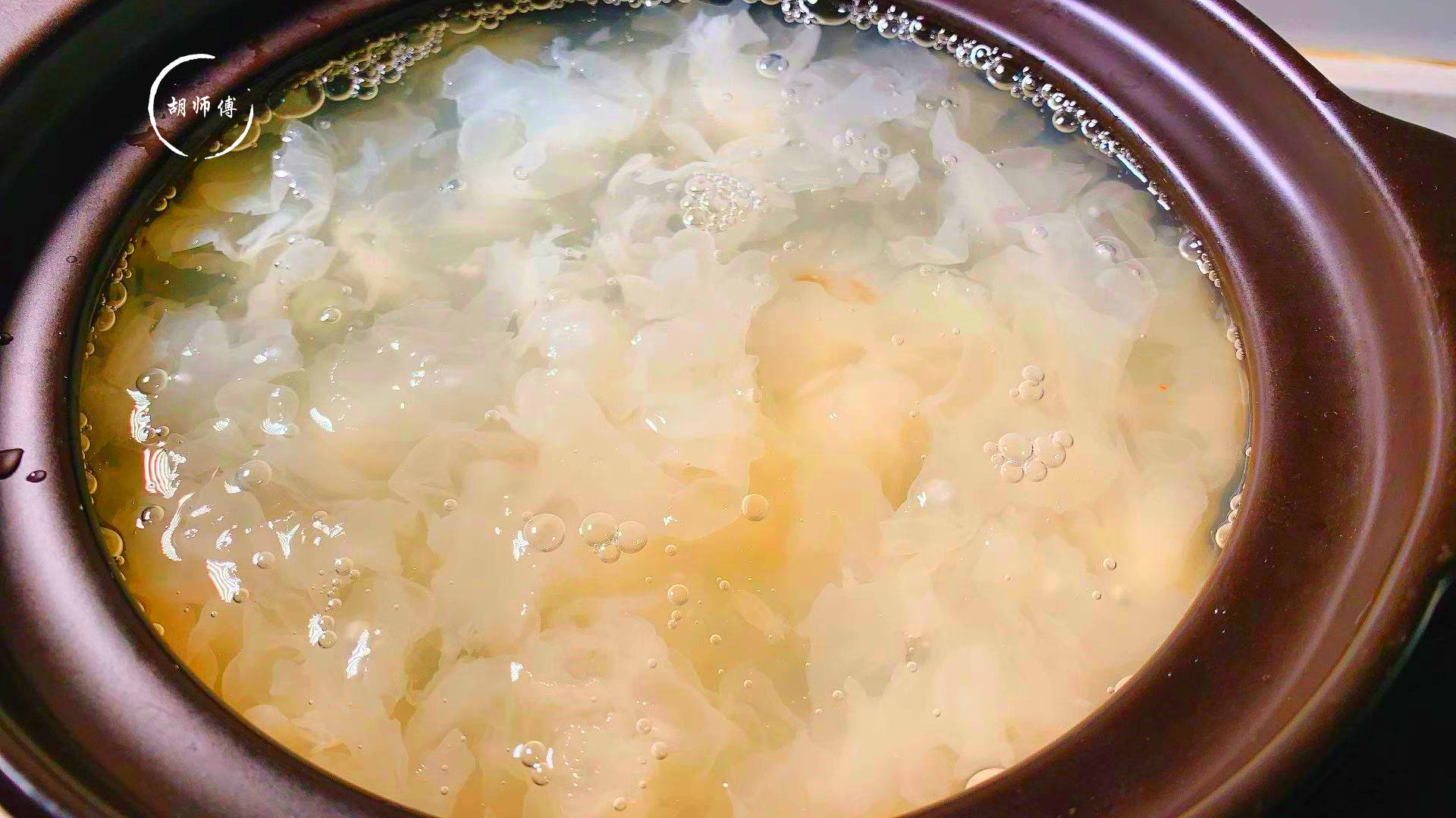 炖银耳汤时,最忌直接下锅炖!厨师长:牢记3点,银耳20分钟出胶