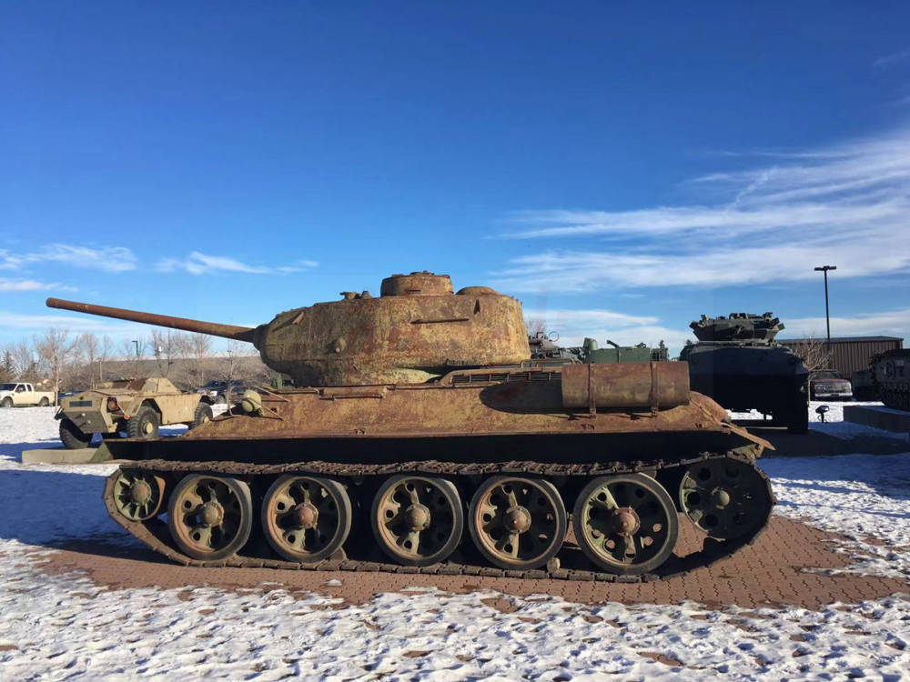 黑豹坦克的死敌：T-34改进型和黑豹正面对决，孰胜孰败？_二战