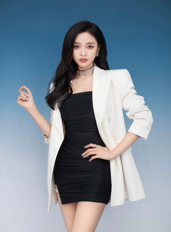 吴宣仪果然很大胆,穿无痕裙还"挖个洞",腰细腿长赚足眼球_造型