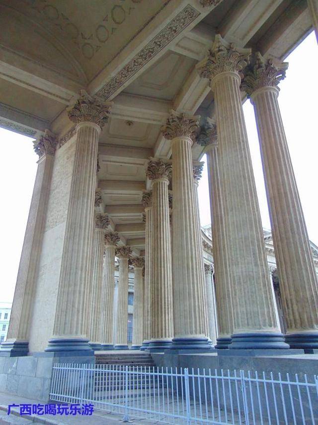 异常高大的柱廊让喀山大教堂别具一格（俄罗斯游13）
