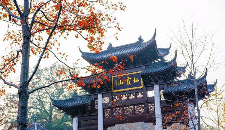 南京金陵第一名秀山，名胜古迹遍布诸峰，深秋枫林漫山红遍