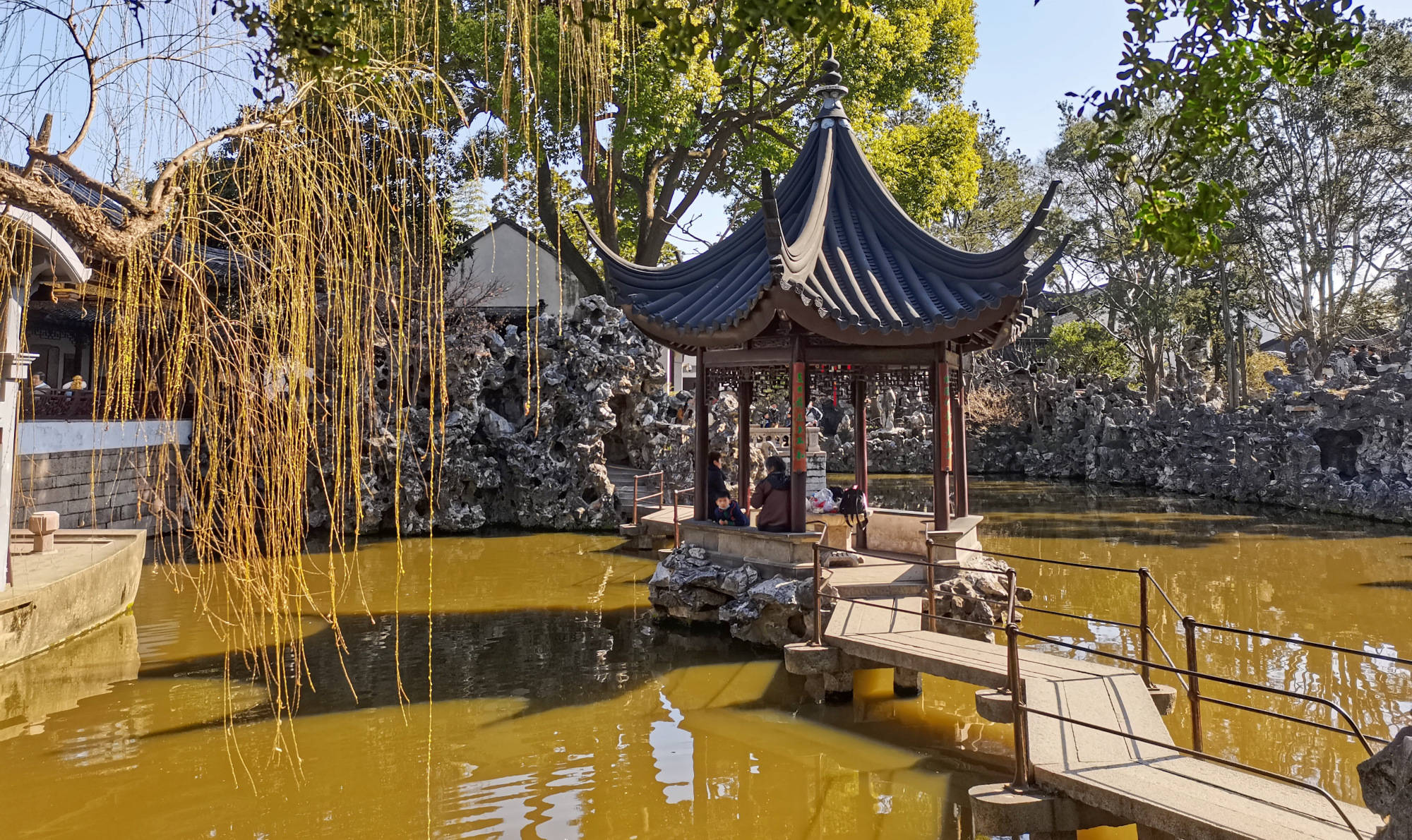 主设燕誉堂,问梅格,飞瀑亭,见山楼,黄山假石小赤壁等景观.