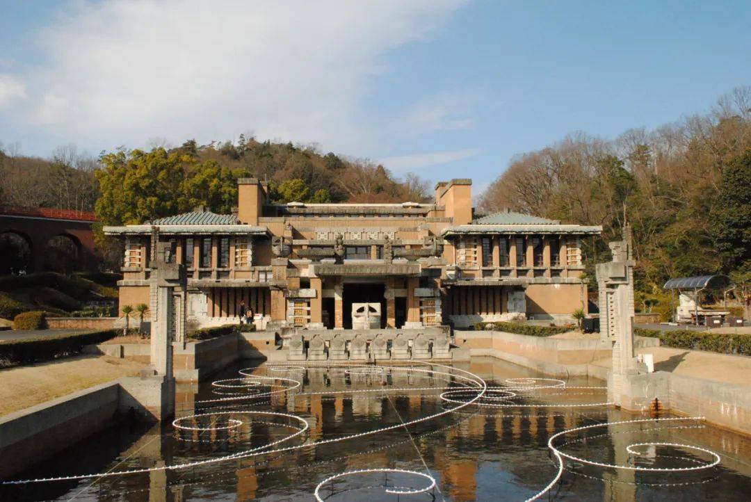 (图30)东京池袋自由学园明日馆(图31):自由学园明日馆是现在仍然在