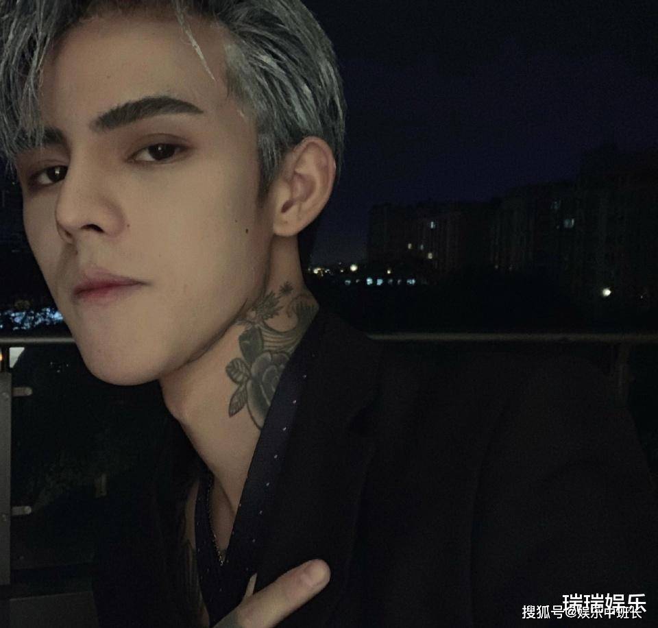 原创殷世航春节回老家被偶遇与小轿车齐高被嘲像小孩偷穿大人衣服