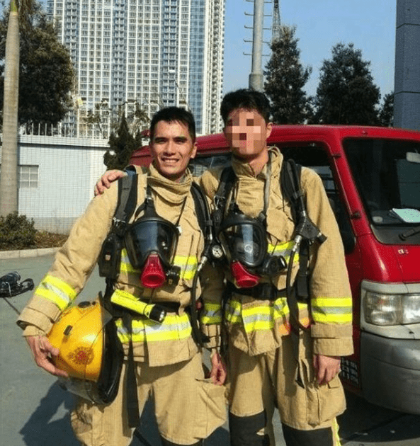 本尊现身解谜团,职业让人敬佩_何健威