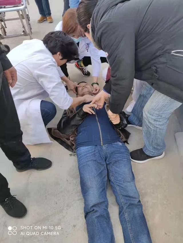 小区门口一男子倒地昏迷不省人事 女院长一根银针转危为安