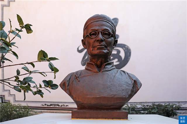 仅从严子珍在1907年就可以花巨资在喜洲兴建"严家大院"那么巨大而奢华