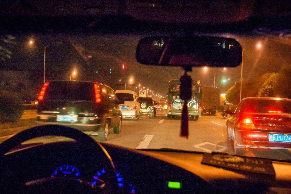 夜间跑高速,这4个行车安全守则一定要牢记,不然很容易出现事故