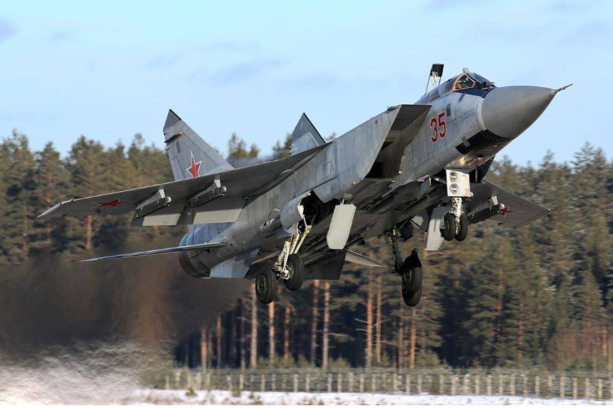 俄罗斯西部军区米格-31bm战斗机进行飞行训练