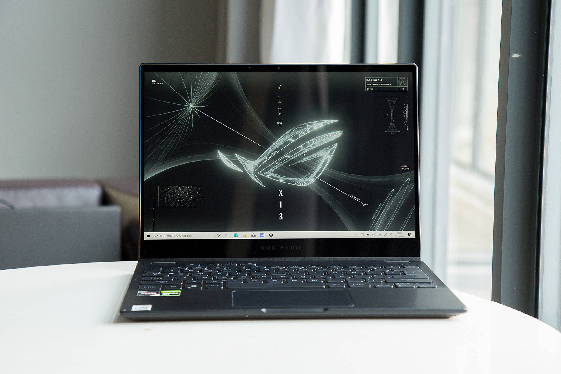 至于在屏幕方面,rog幻13搭载了一块13.