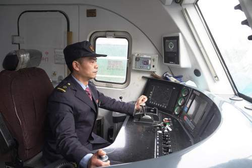 原来在机务段,每位火车司机会根据季度上岗情况进行参选资格认定,以