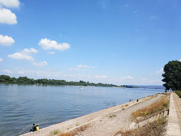 在多瑙河边欣赏整个贝尔格莱德