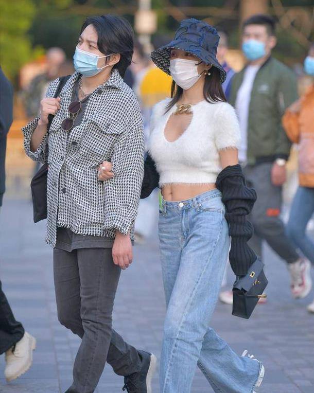 什么人不适合穿低腰牛仔裤 dc95429c0cf6406b92261b280f70a7d5.jpeg