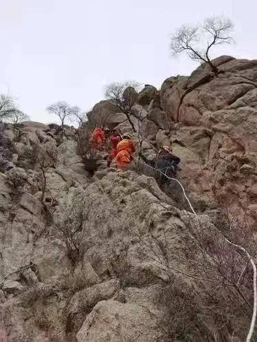 现场 || 5名游客被困贺兰山滚钟口，消防员连续作战7小时紧急救援！