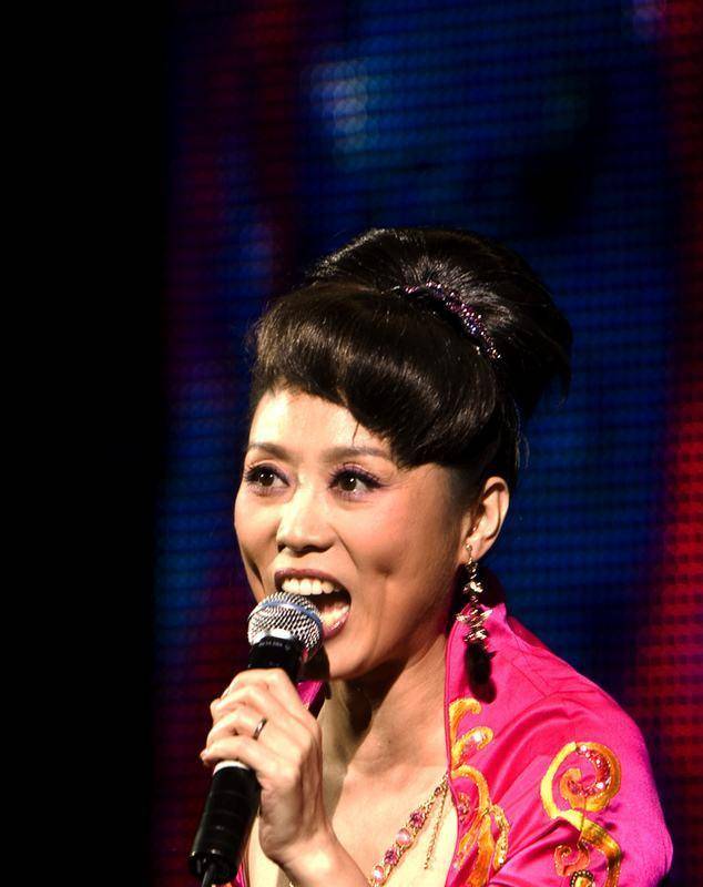 吴琼比老公大15岁,尽管没有孩子,生活低调又幸福