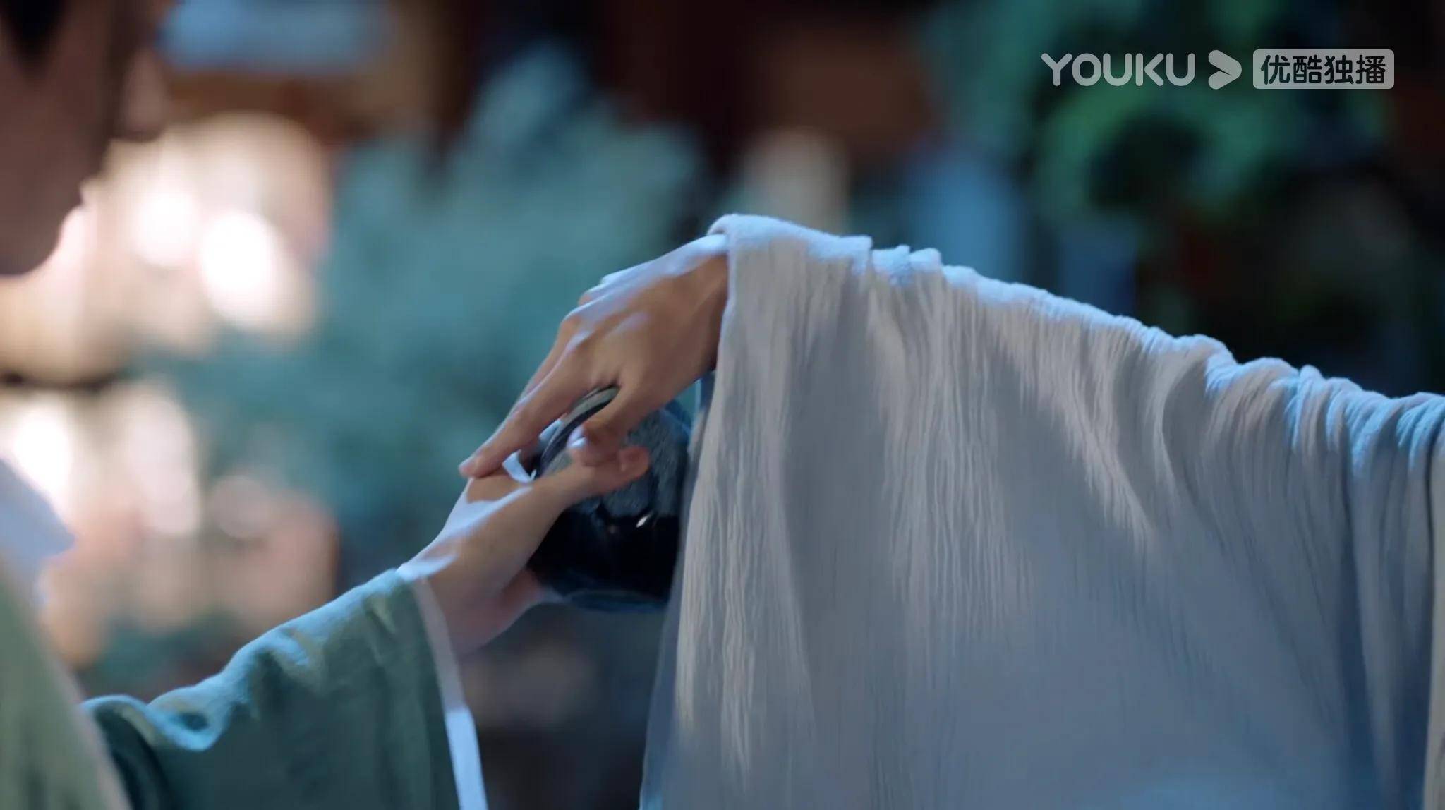 《山河令》比《陈情令》敢拍,摸脸摸手喝交杯酒,用嘴清理伤口