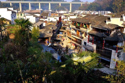 徽派建筑的江西李坑村，景区秀丽，商业化和历史并存