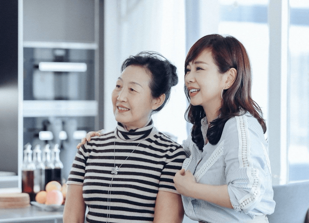 给儿子一堆美味,儿媳拿几串大蒜敷衍,陈松伶同款婆婆现实中很多