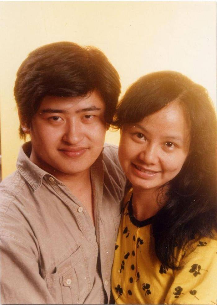 刘欢与妻子近照夫妻长得几乎一模一样老婆曾是湖南主持人