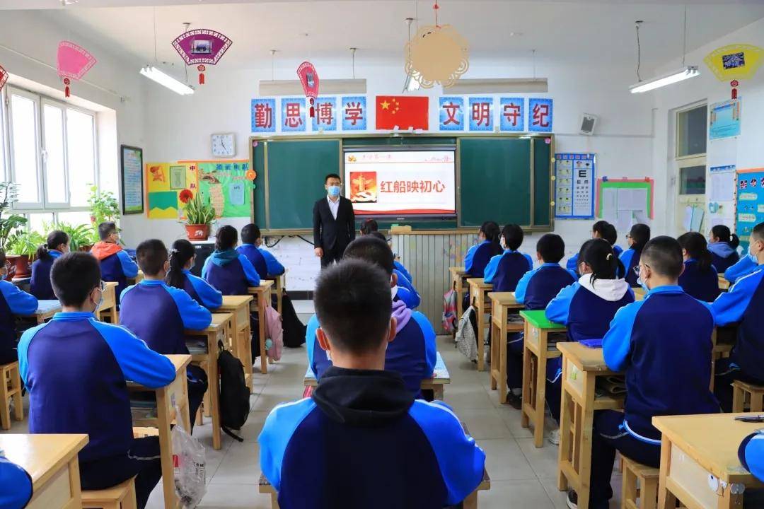 2月23日,博湖县博湖中学以"学党史 颂党恩 跟党走"作为开学第一课的