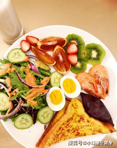 今天我就跟大家一起分享一下关于健身饮食应该吃什么? 市面上的营养餐以及各种丰富的减脂餐也受到了很多人