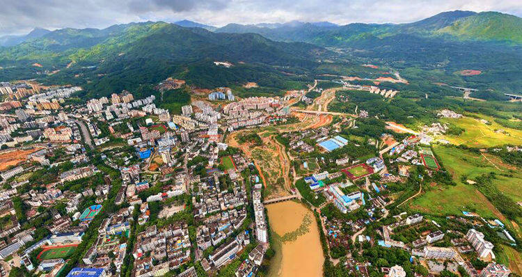 海南一个县级市，以旅游景区命名，被誉为“翡翠山城”