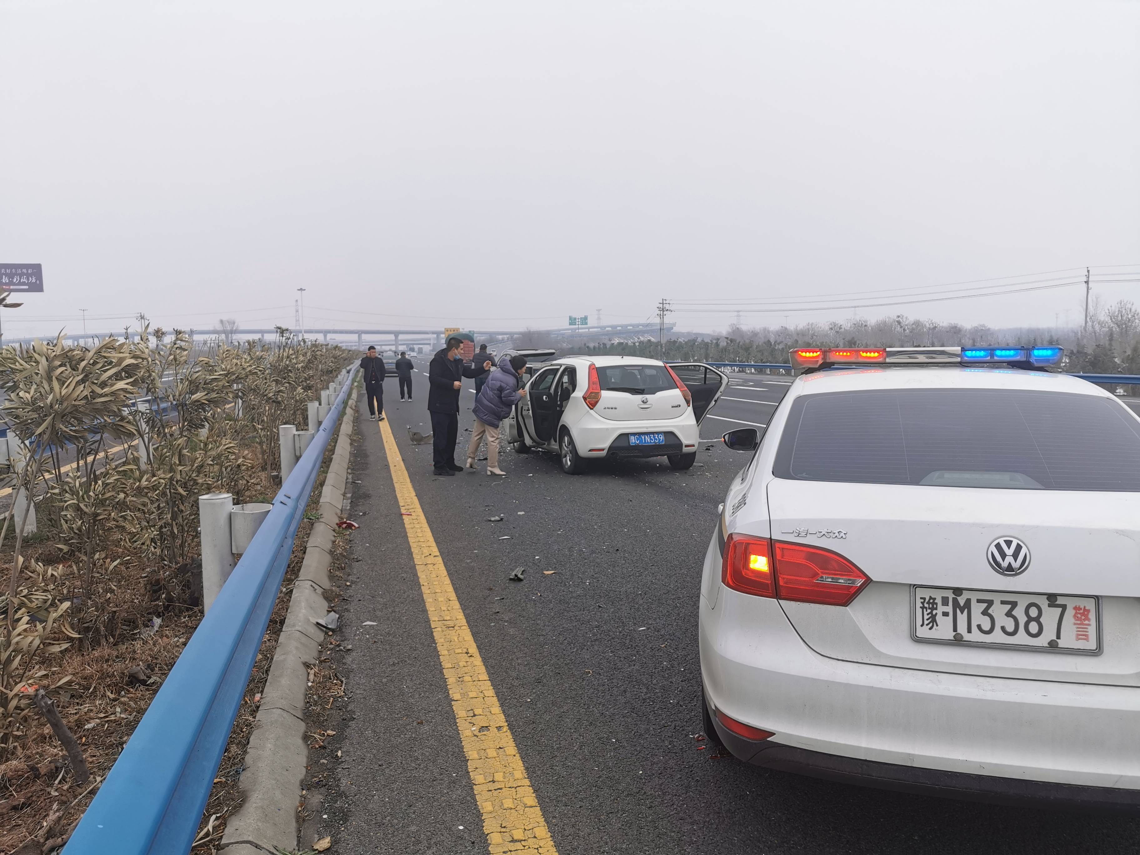 高速路上偶遇车祸 渑池公安主动施救_事故