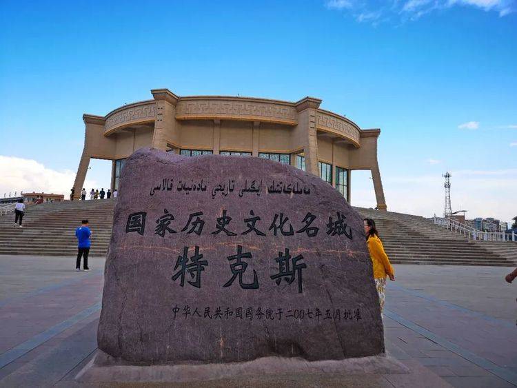 新疆有个县，距离乌鲁木齐800多公里，是世界最大八卦城