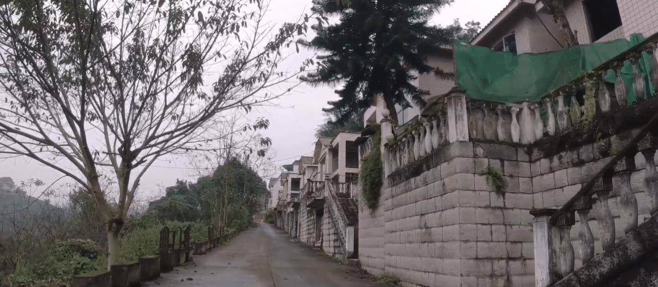 重庆20多年前修建的别墅，每个别墅配有车库，如今已被废弃