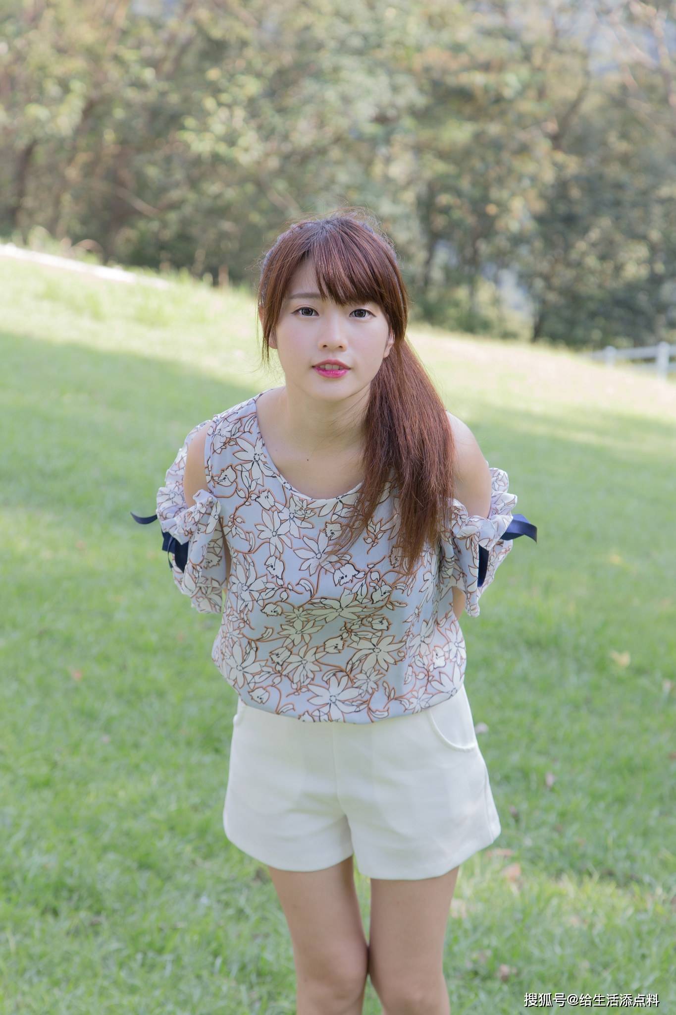 青春美少女户外清新写真