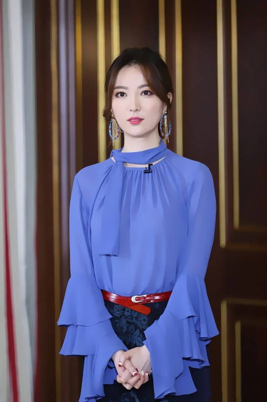 原创世界小姐冠军余声好美穿蓝色长衫显温婉人称安徽小周群