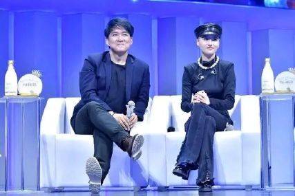 原创香飘飘董事长的独生女拜周华健为师与肖战同台pk