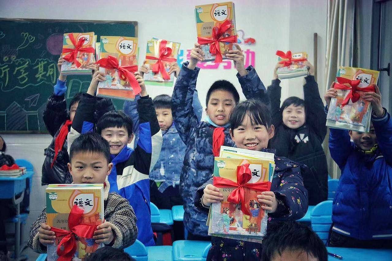 原创武汉市教科院附属光谷小学亲子包书皮的活动迎接返校