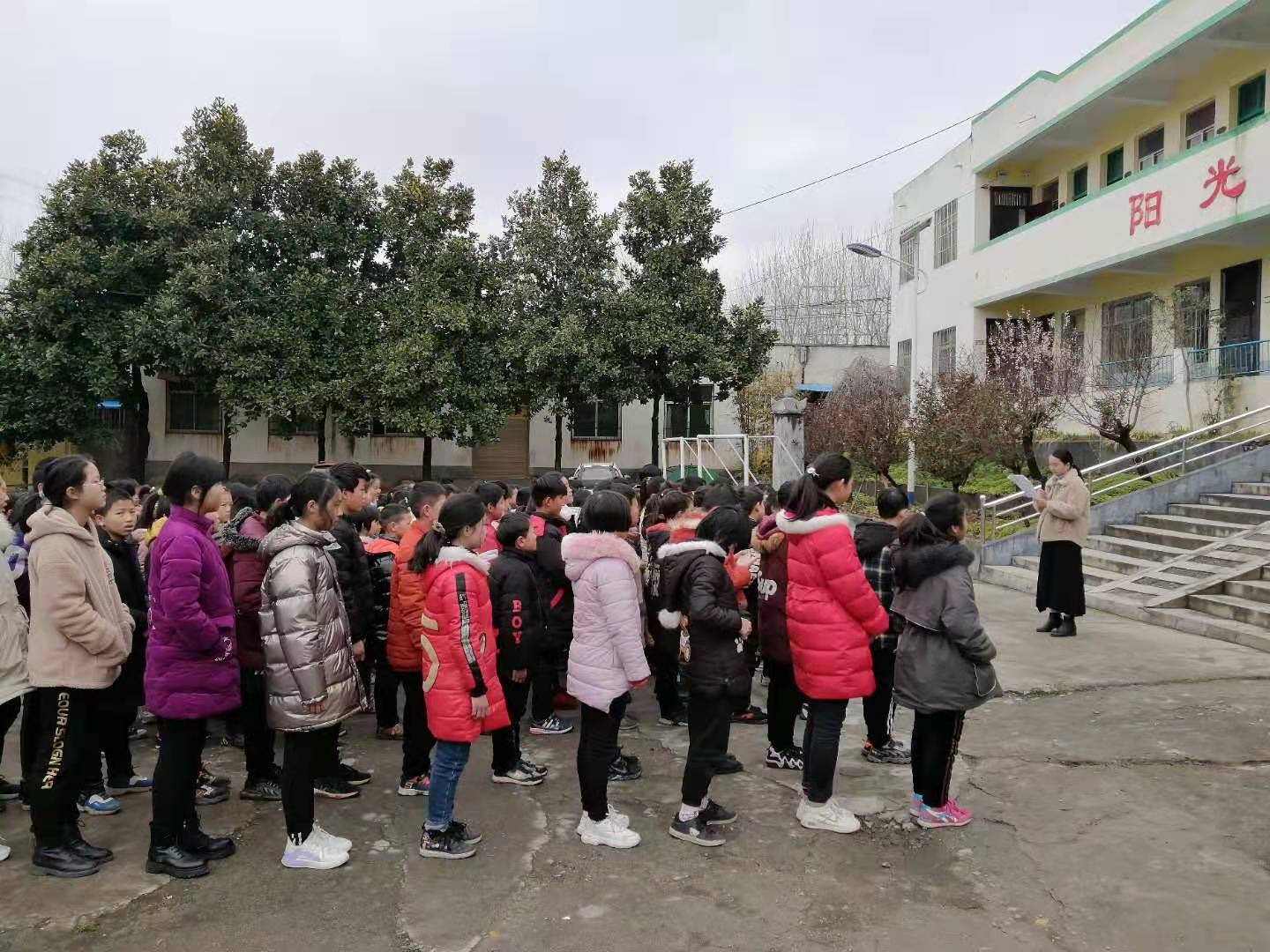桃溪镇石碑营村小学组织开展新学期收心教育活动